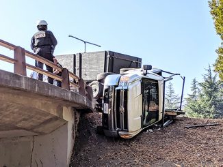 A Mountain View police officer looks at a gruck that overturned on Friday on Shoreline Boulevard. Photo submitted by Post reader Roger Noel.